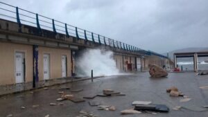 El agua se cuela por el boquete