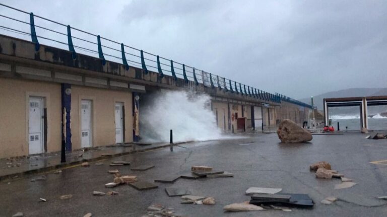 El agua se cuela por el boquete