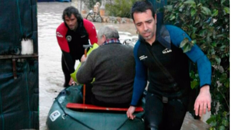Dos bomberos rescatan a un anciano que había quedado incomunicado