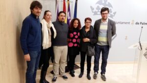 Aurora Jhardi y Antoni Noguera con representantes vecinales de Camp Red&oacute;
