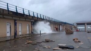 Las olas de 6 metros destrozaron el dique (@luismestrem)