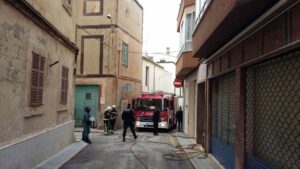 Los bomberos han conseguido extinguir el incendio una hora y media m&aacute;s tarde