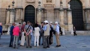 La figura del gu&iacute;a tur&iacute;stico es un elemento esencial