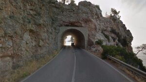 Se ha desprendido parte de la cubierta de hormig&oacute;n de la b&oacute;veda del t&uacute;nel