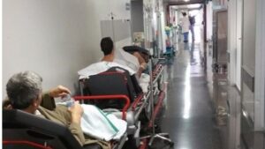 Camillas con enfermos por los pasillos