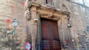 Unos desconocidos arrojaron pintura roja contra la fachada