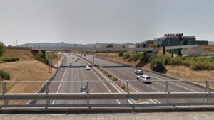 La joven se ha precipitado a la autopista por causas que todav&iacute;a se desconocen
