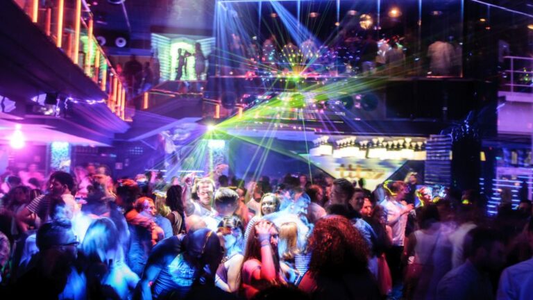 Interior de la discoteca Titos
