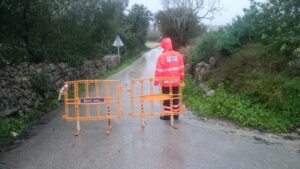 Cultivos y carretera han quedado inundados por el desbordamiento del torrente de Pina