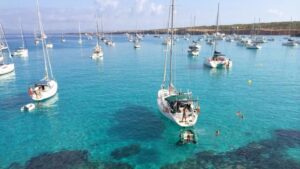 barcos fondeados formentera