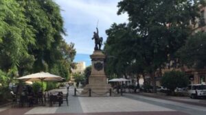 passeig vara de rey estatua