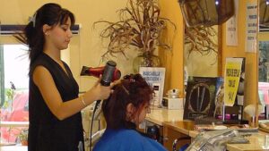 mujer peluquera