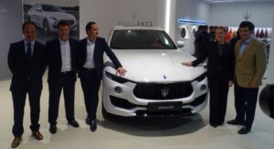 Enrique Lorenzana, Director Comercial y de Desarrollo de Red de Maserati Iberia y los m&aacute;ximos representantes de maserati Autovidal.
