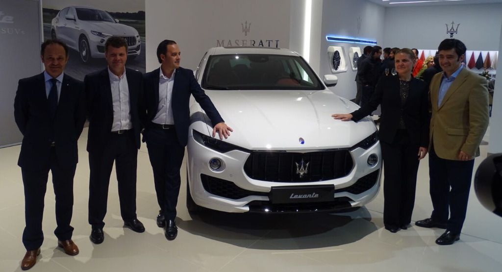Enrique Lorenzana, Director Comercial y de Desarrollo de Red de Maserati Iberia y los máximos representantes de maserati Autovidal.