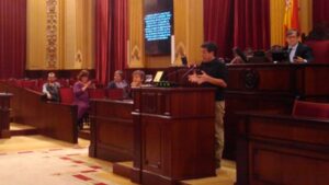 Las diputadas, sentadas en el &aacute;rea de asistentes al Pleno y no en sus esca&ntilde;os