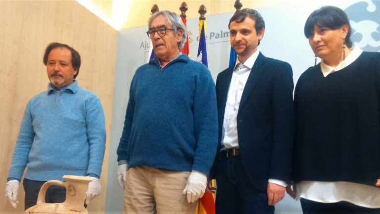 Los responsables de la excavaciión, Jorge Argüello i Ramón Martín, junto a Llorenç Carrió y Helena Paquier, regidores del Ajuntament de Palma
