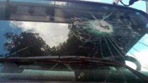 pedrada piedra agujero coche