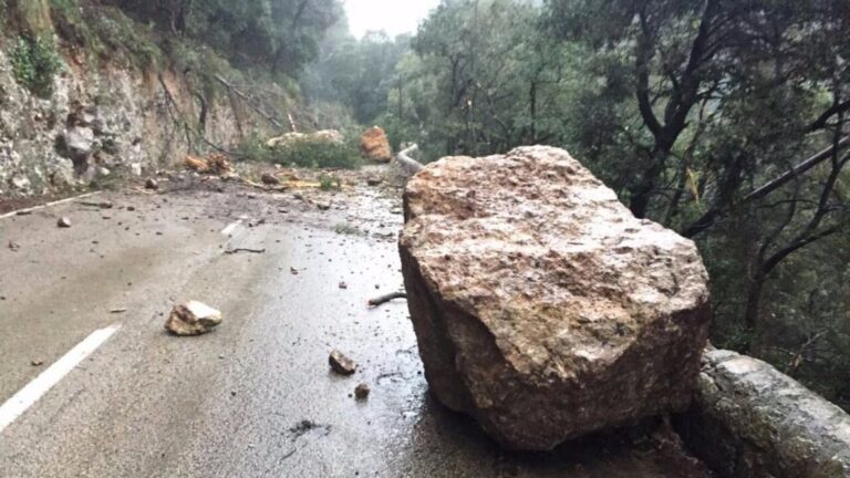El Coll de Sòller permanece cerrado por desprendimientos de rocas