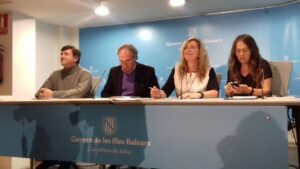 Los consellers de Salut y Educaci&oacute;, en el centro