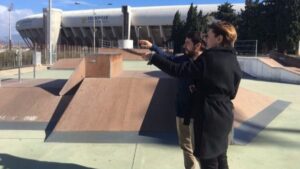 Marga Dur&aacute;n y Javier Bonet en el exterior del polideportivo