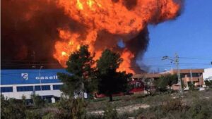 El incendio se ha extendido r&aacute;pidamente y el viento complica las labores de extinci&oacute;n