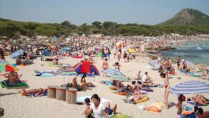 Playa llena de turistas