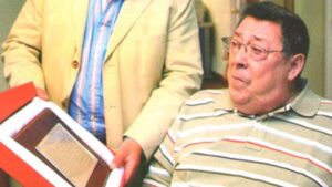 Recibi&oacute; una placa homenaje de PIMEM en 2007