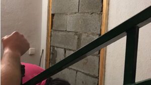 Un operario tapia la entrada de un piso hace algunos d&iacute;as