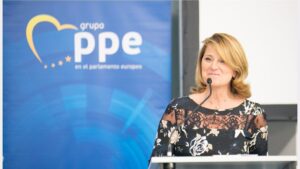 Rosa Estar&agrave;s, eurodiputada popular