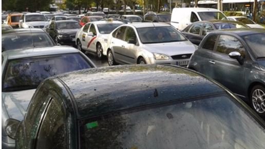 atasco tráfico coches retención