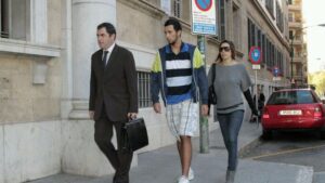 El rapero mallorqu&iacute;n Valtonyc, entrando a declarar en el juzgado de Palma