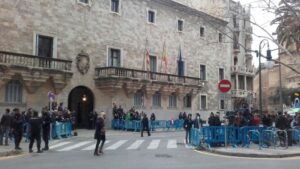 M&aacute;xima expectaci&oacute;n frente a la Audiencia de Palma.