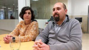 Dos miembros de la Associaci&oacute; de Fil&ograve;legs i Traductors