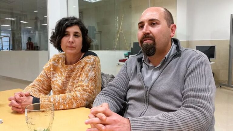 Dos miembros de la Associació de Filòlegs i Traductors