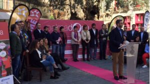 Autoridades, deportistas y patrocinadores durante la presentaci&oacute;n