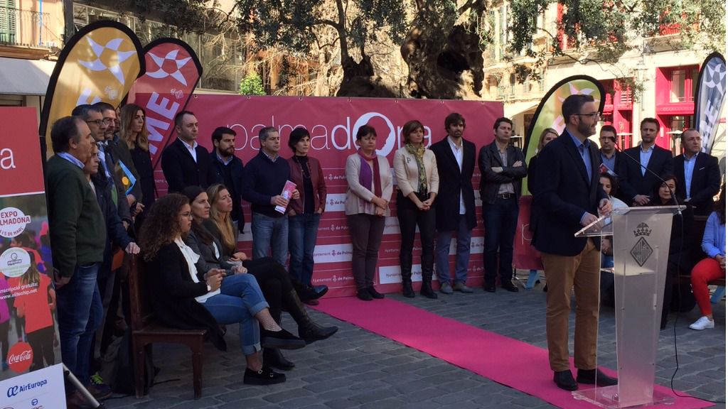 Autoridades, deportistas y patrocinadores durante la presentación