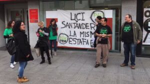 Acto de protesta de la PAH ante una sucursal bancaria en Vila