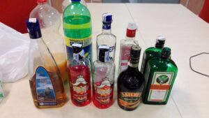 alcohol incautado en botell&oacute;n