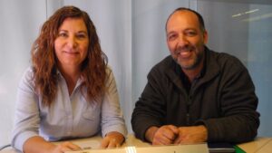 La concejala Neus Mar&iacute; y Joan Carles Palerm, de Deixalles, en la firma del convenio