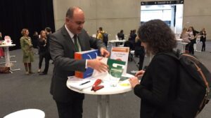 vicent mar&iacute; junto a una bloguera