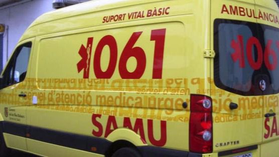 Una ambulancia trasladó a la herida hasta Can Misses