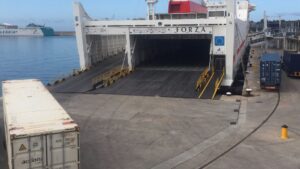 barco atracado embarque camiones