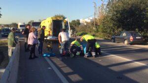 Los servicios de emergencia atienden al herido