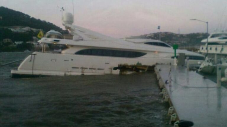 El yate se estrelló contra uno de los pantalanes