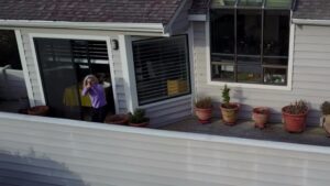 Dispara al dron que la espiaba en casa