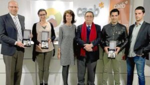 El presidente de ABATI, junto a la presidenta de CAEB y los premiados de la &uacute;ltima edici&oacute;n