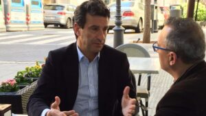 Company atiende a mallorcadiario.com en una cafeter&iacute;a de Palma