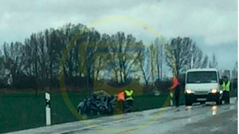 Imagen del turismo que chocó contra el autobus