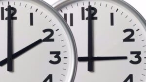 A las dos ser&aacute;n las tres