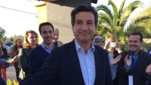 Company, a su llegada a la sede del Congreso conociendo los resultados